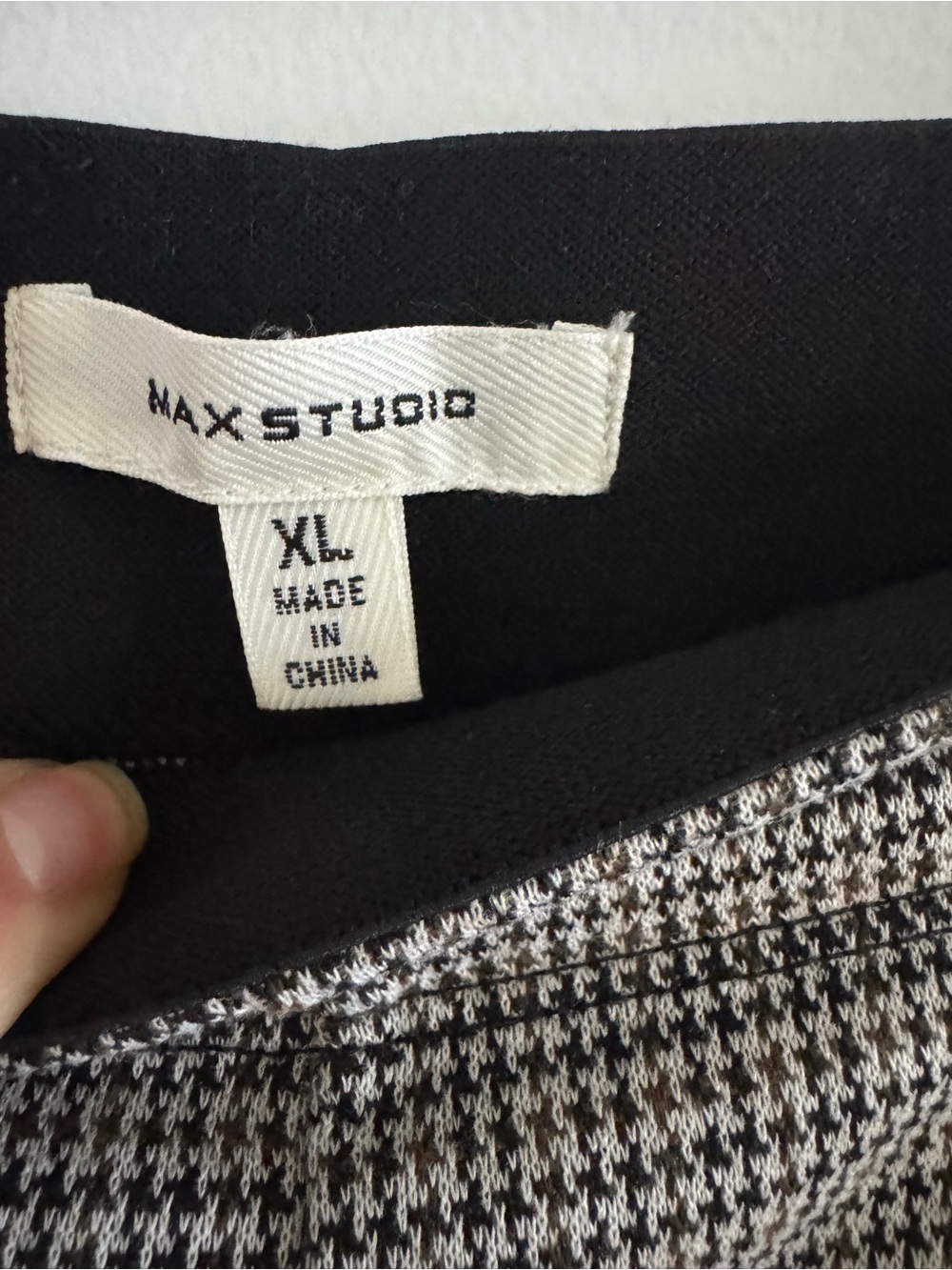 Max Studio Black & White Houndstooth Knit Pant